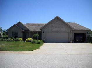 56044 Farmington Dr, Middlebury, IN 46540