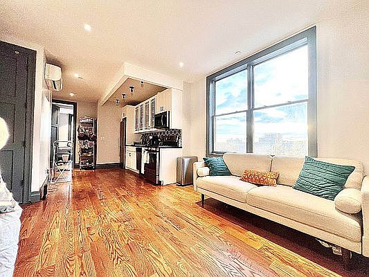 4th image of 264 Sullivan Pl APT 7A