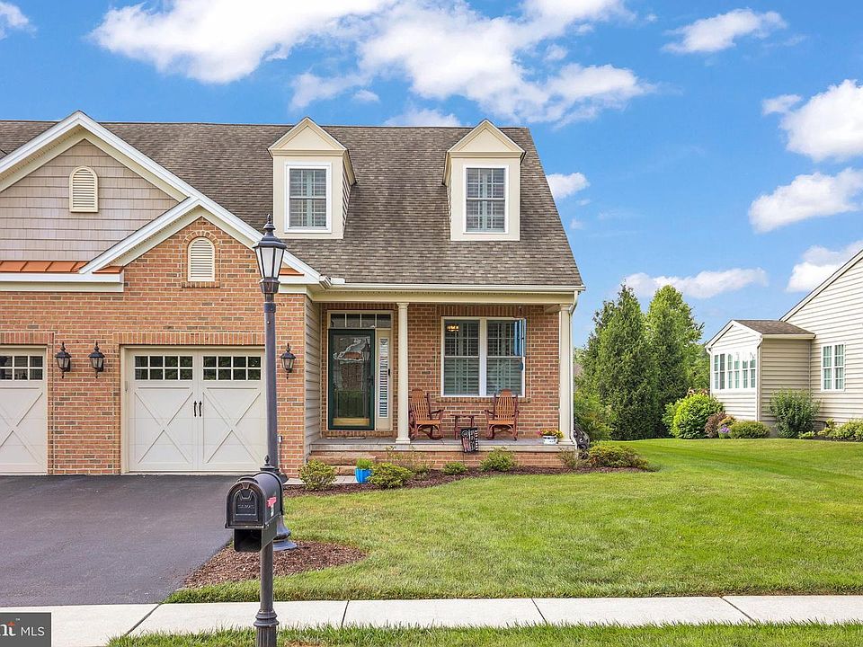 1st image of 33 Bobolink Dr