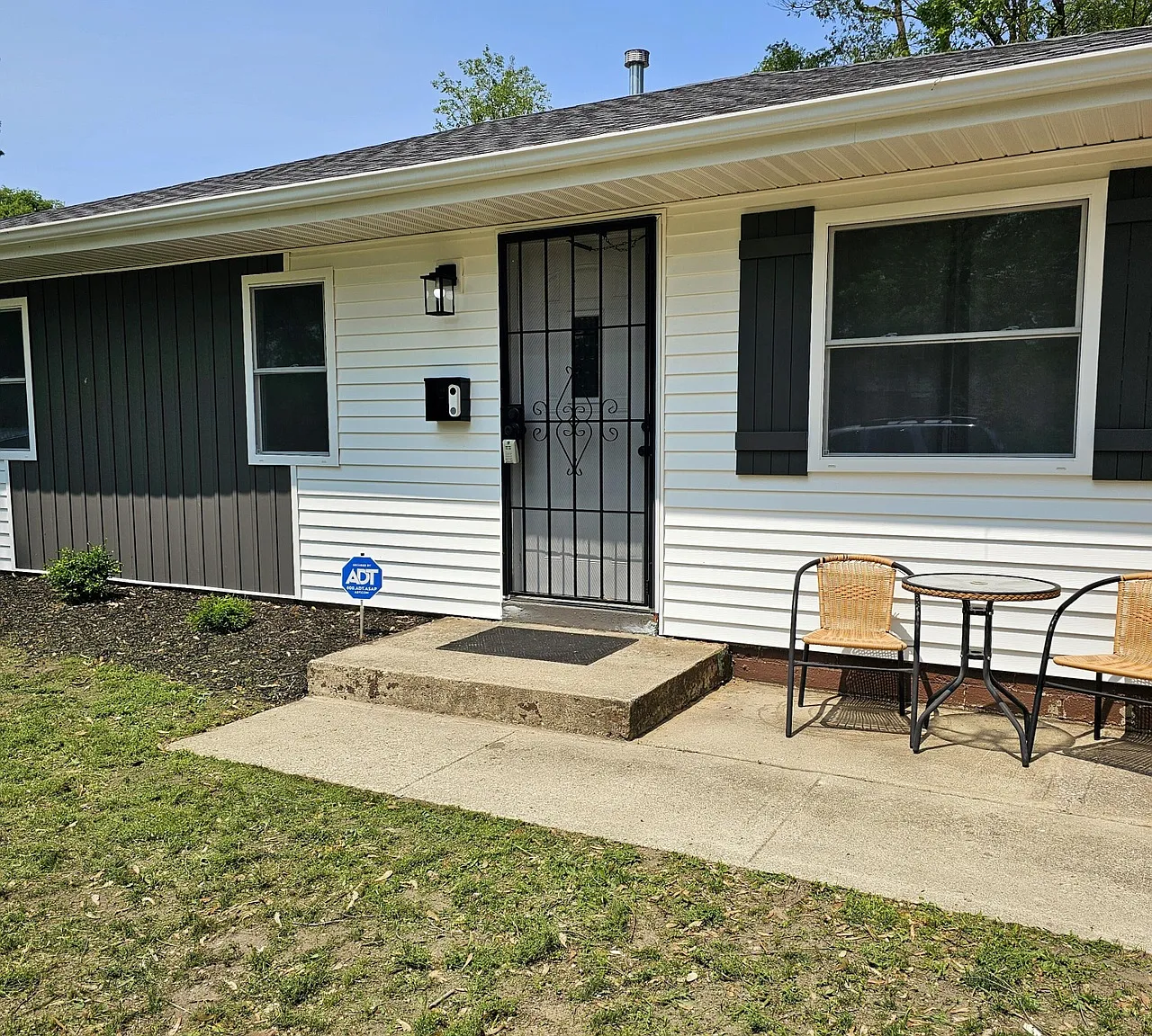 3 bed, 927 sqft, $1,400 — Photo 2