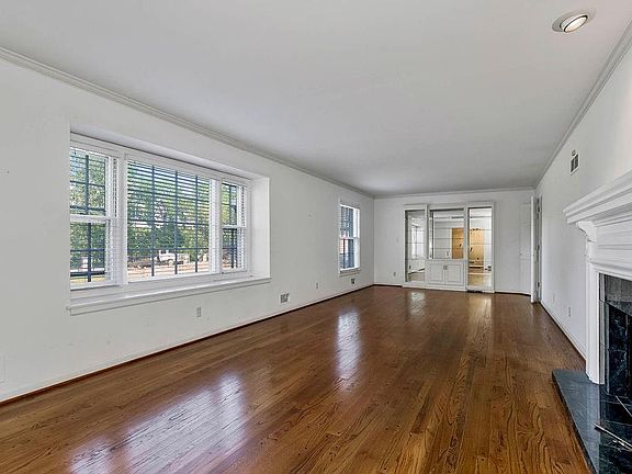 4th image of 5235 Ward Pkwy