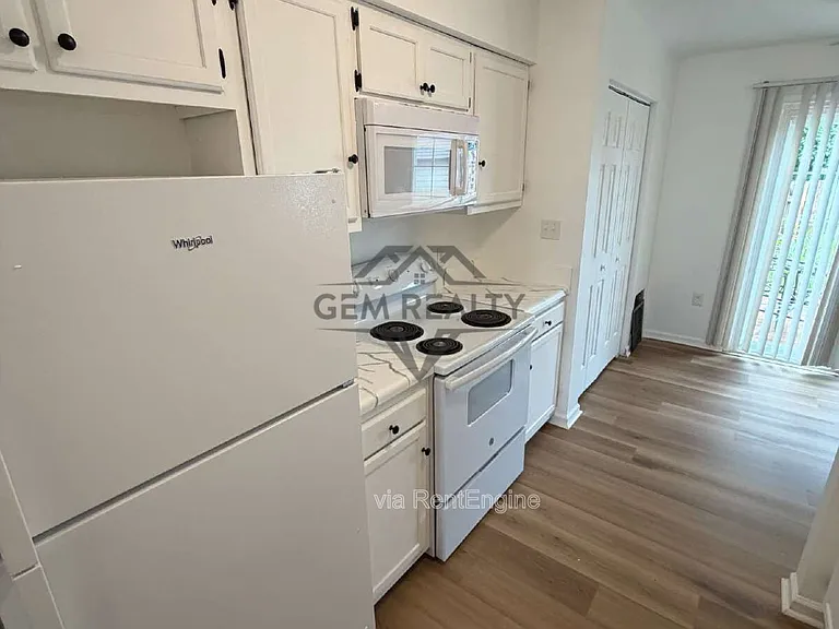 569 Cromwell Ct — Photo 8