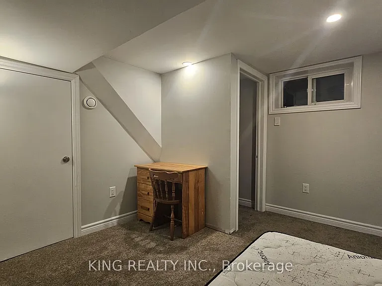 1224 Oxford St E — Photo 15