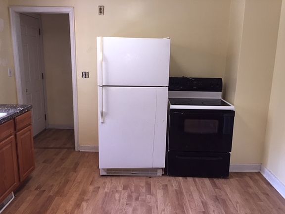 5th image of 935 W 11th St