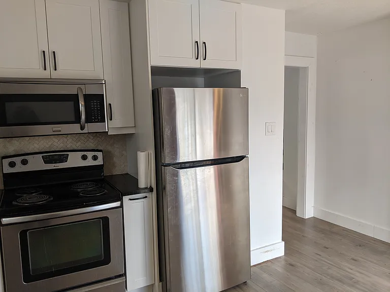 450 Midwood Cres — Photo 3
