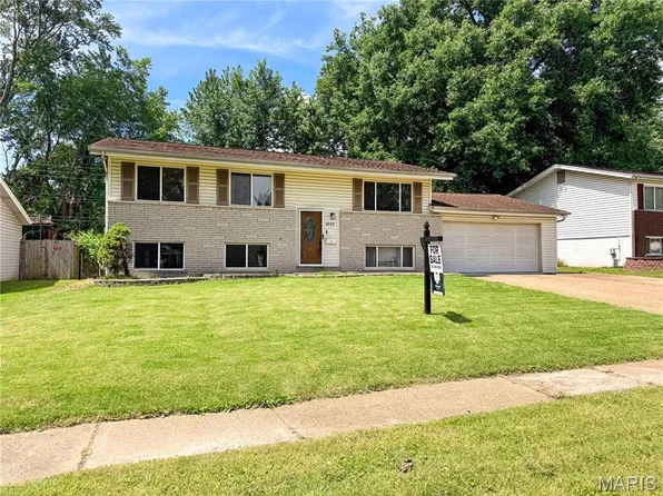 1860 Bobbinray Ave, Florissant, MO 63031