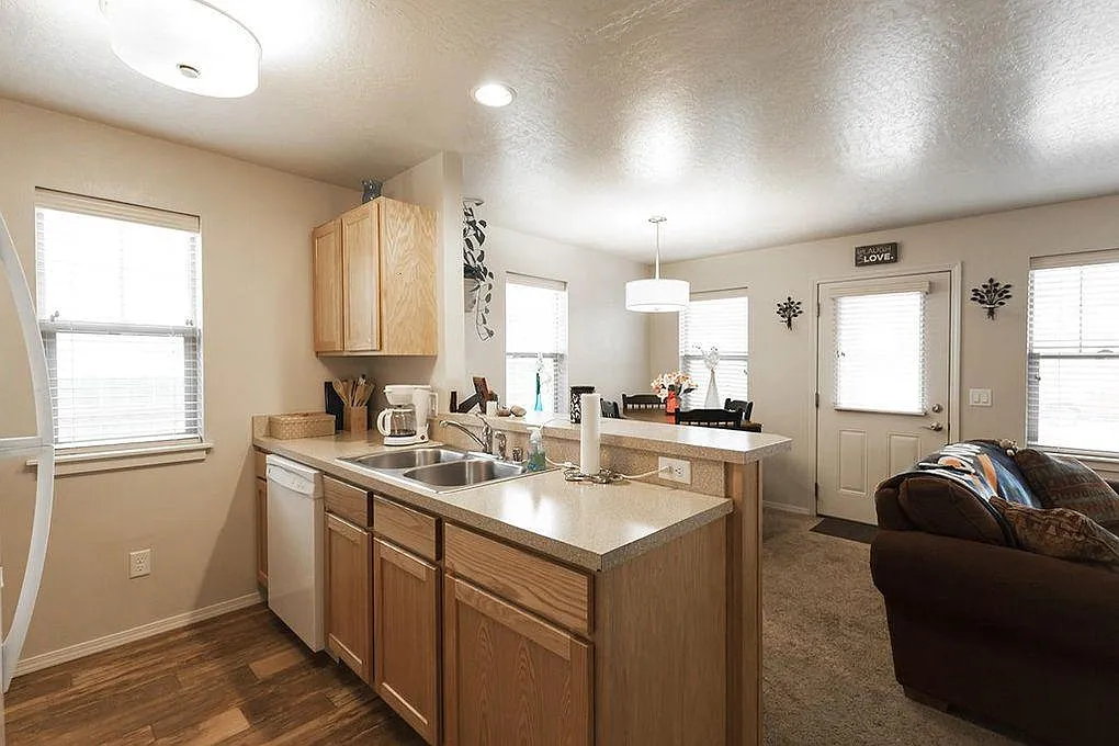 1 bed, 640 sqft, $1,200 — Photo 2