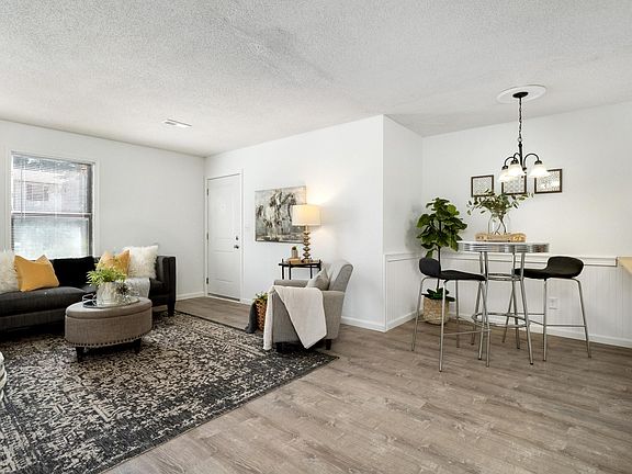 Living room/dining area