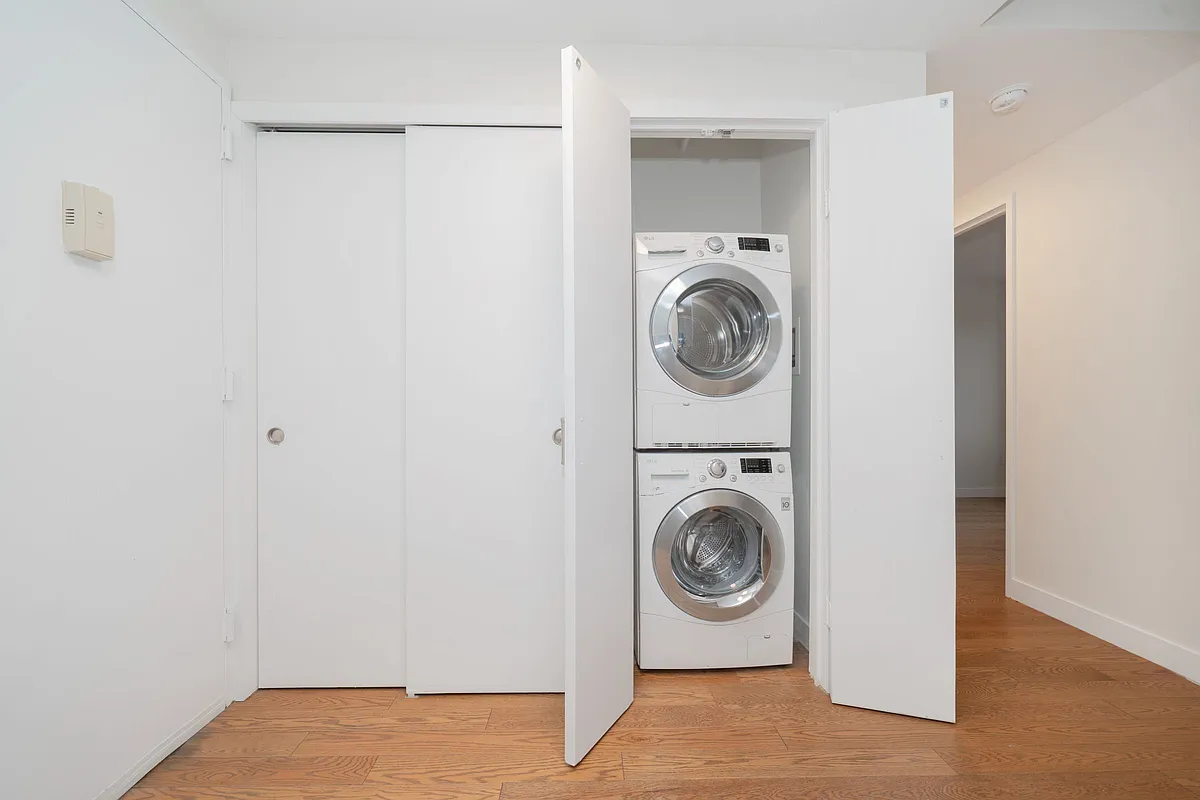 Building Photo - 75-25 153rd St #402