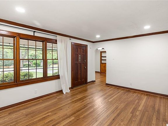 5th image of 889 Milam Cir