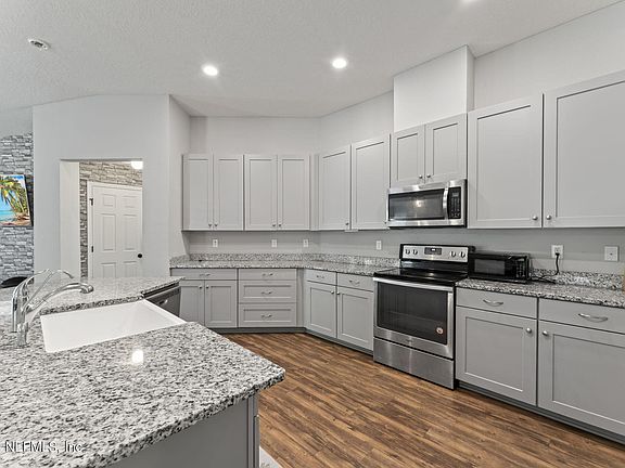 3rd image of 7641 FANNING Drive