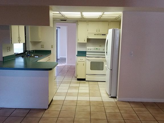 3rd image of 1043 Oakwood Dr