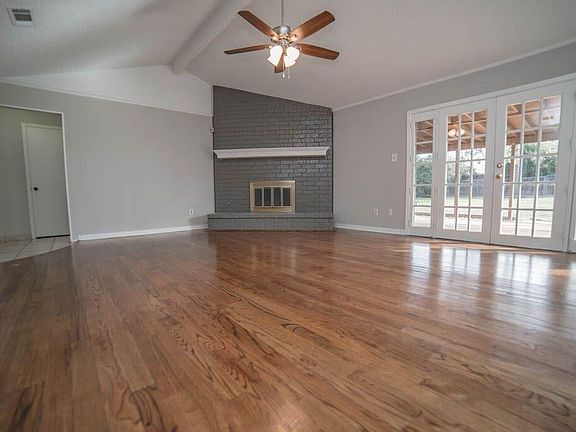 3rd image of 1212 Meadowview Dr