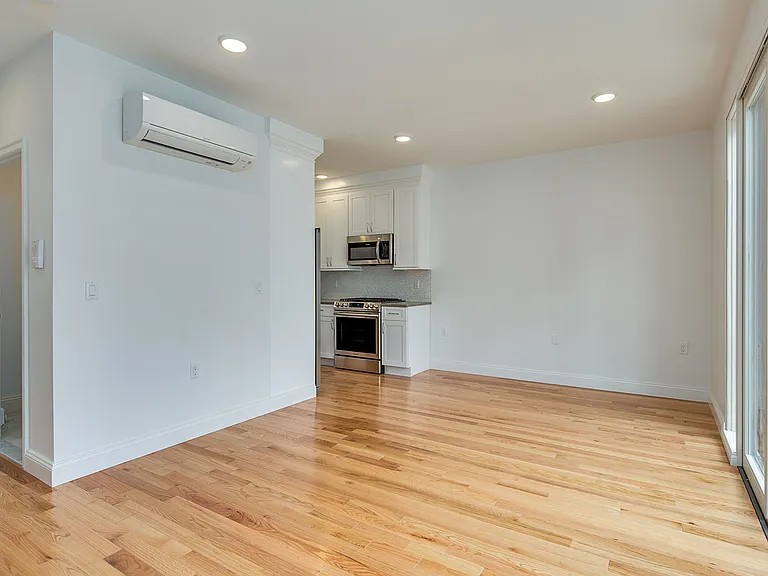 521 Court St — Photo 3