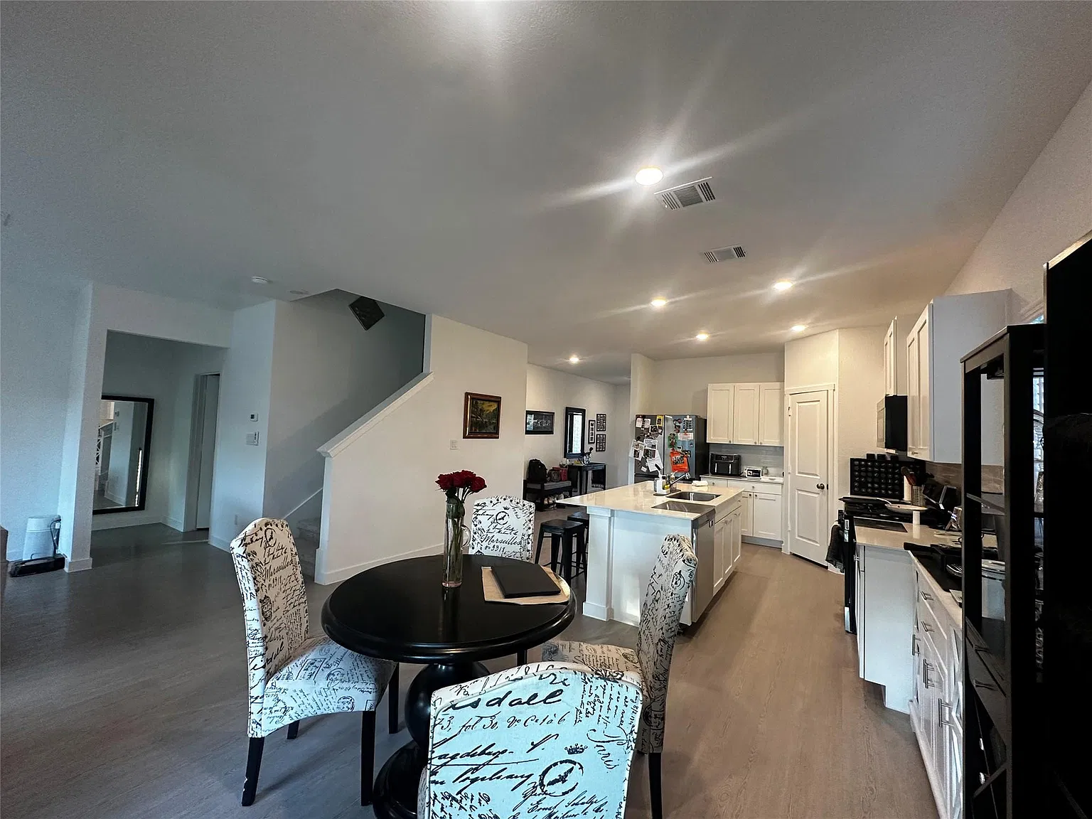 4 bed, 2.5 bath, 2500 sqft, $2,500 — Photo 3