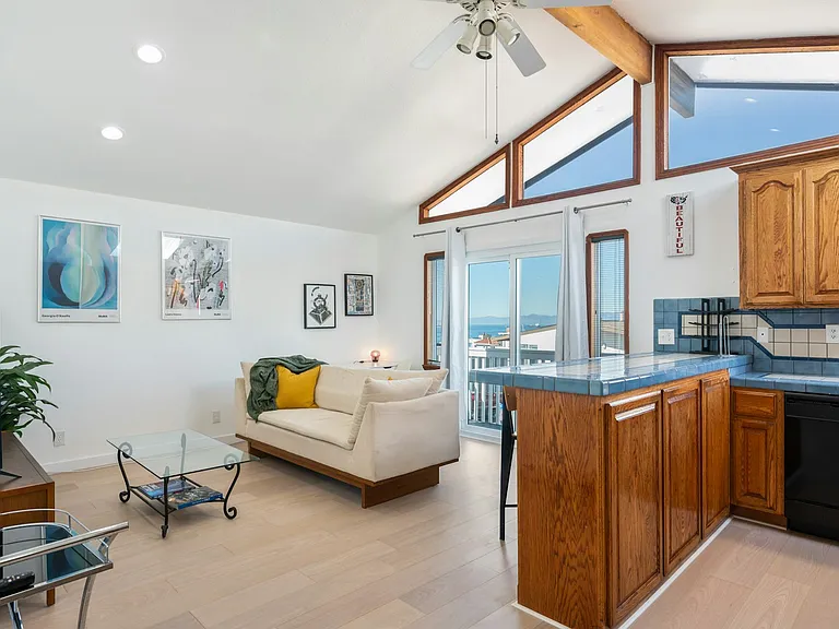 208 Marine Ave — Photo 3