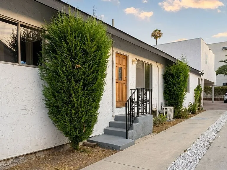 1538 N Mariposa Ave — Photo 3