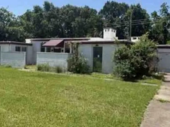 1901 Southwood Dr, Baytown, TX 77520