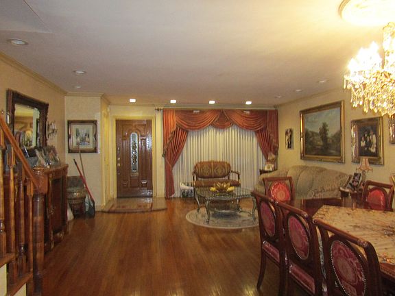 2nd image of 4220 Manhattan Ave #0