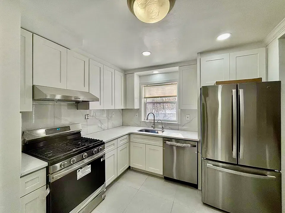 62 Howland Ave