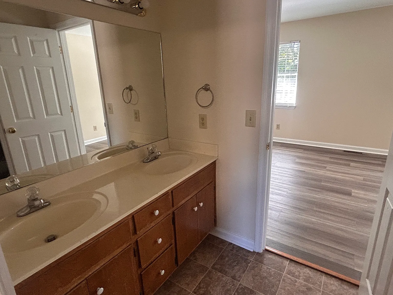3 bed, 1200 sqft, $1,400 — Photo 2