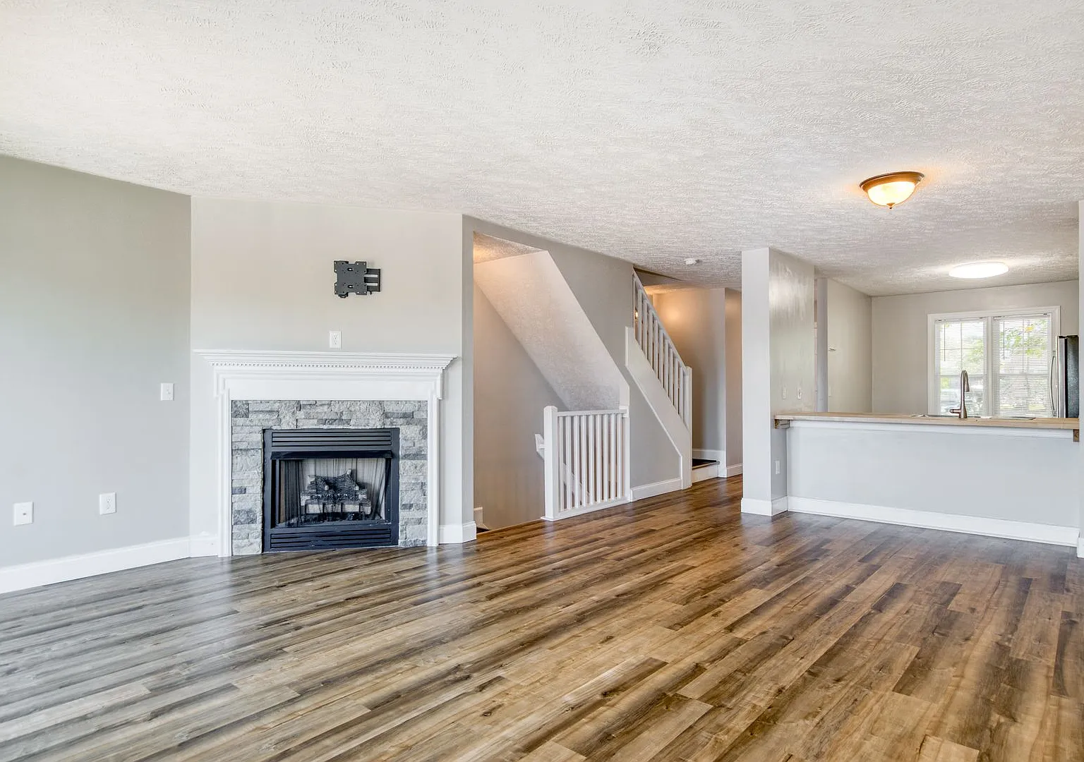 3 bed / 3 bath. Parking. Pet Friendly. — Photo 4