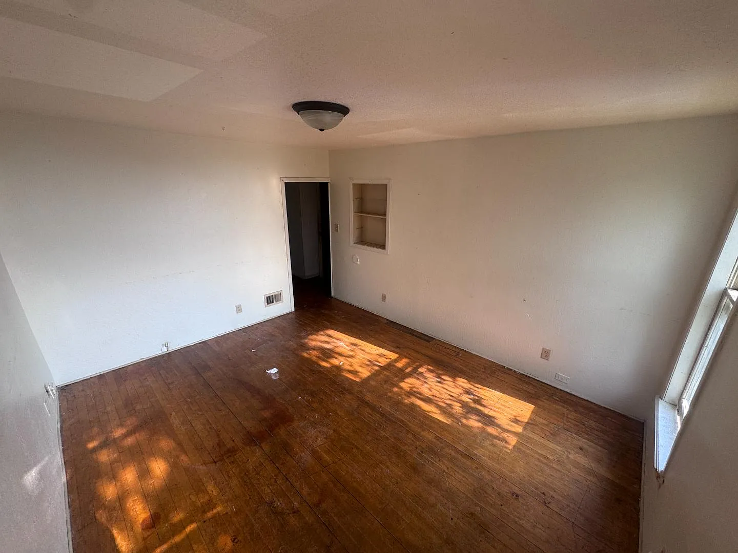 307 W 4th St - Upper — Photo 2