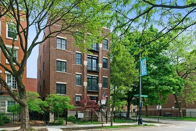 1st image of 902 W Diversey Pkwy APT 2