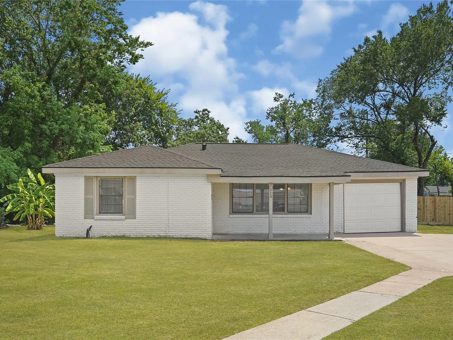 3 bed, 1.0 bath, 1323 sqft, $1,550 — Photo 2