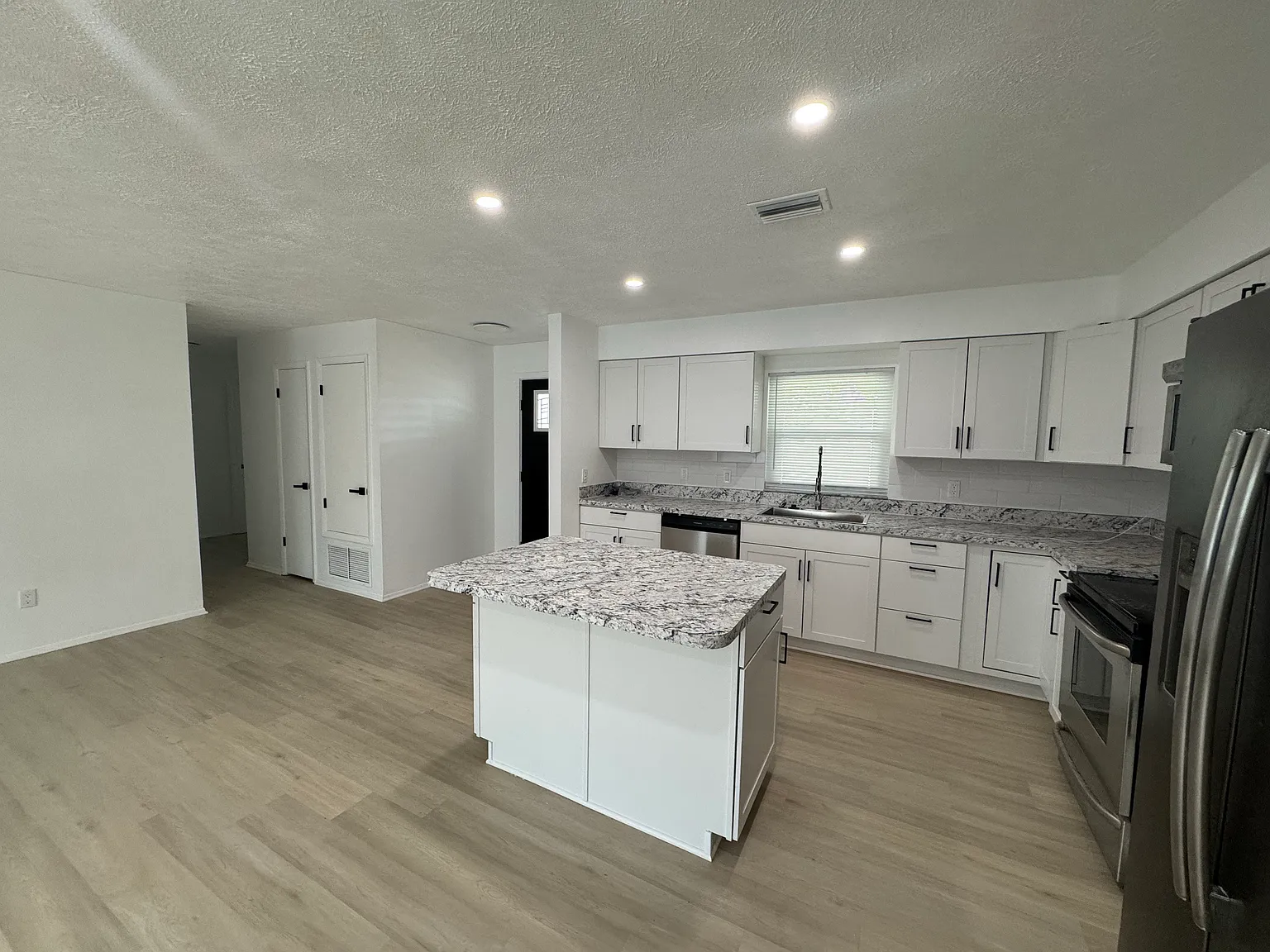 3 bed, 1363 sqft, $3,250 — Photo 3