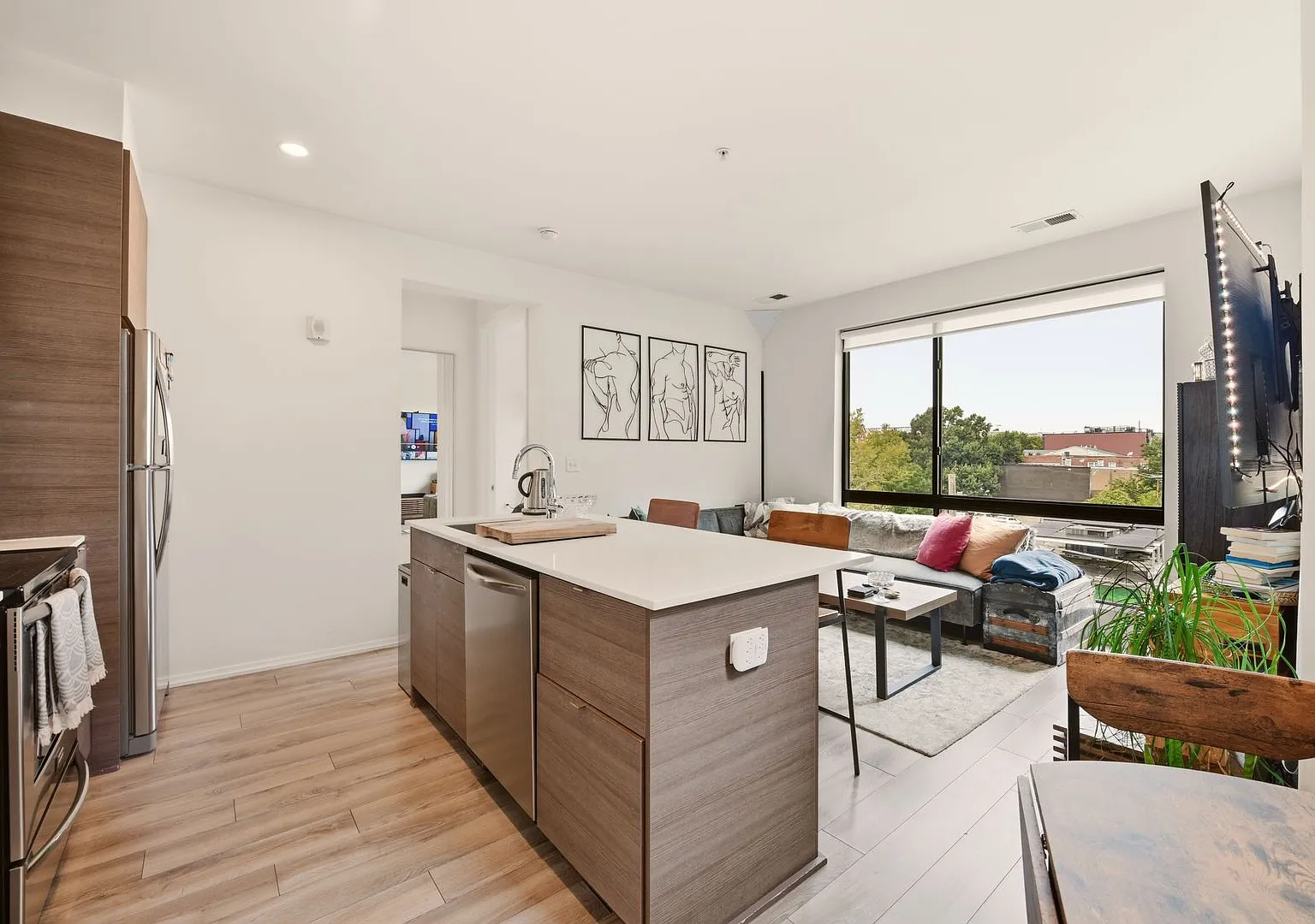 Modern 1BR/1BA in Boutique Logan Circle Building with Rooftop & City Views! — Photo 1