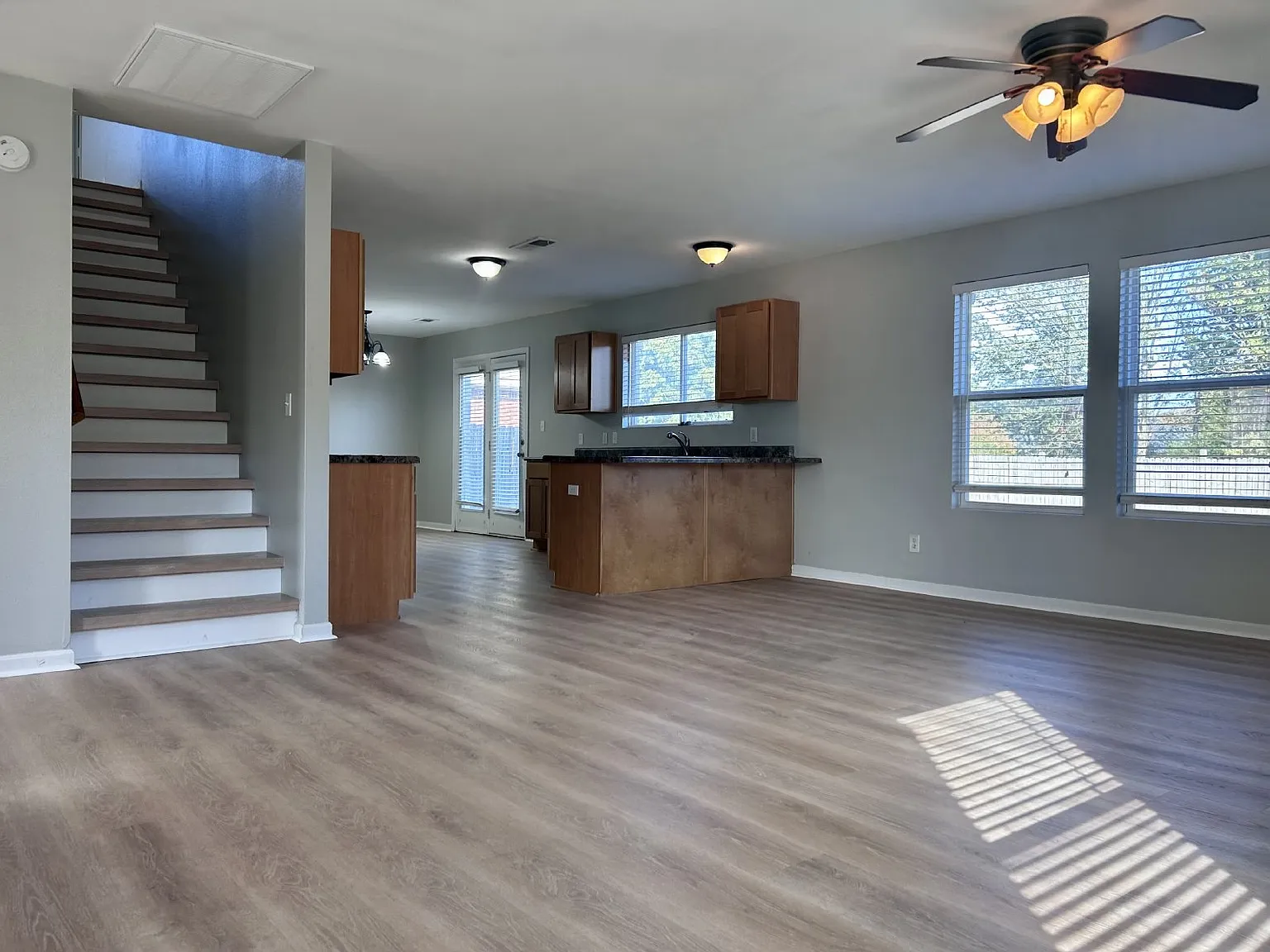 3 bed, 2.5 bath, 2428 sqft, $1,925 — Photo 2