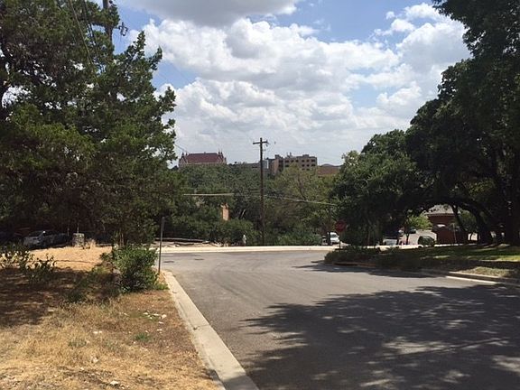 3rd image of 800 W Bluebonnet Dr