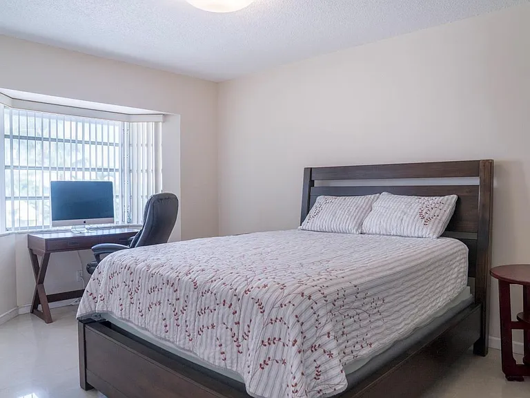 424 N Riverside Dr — Photo 9