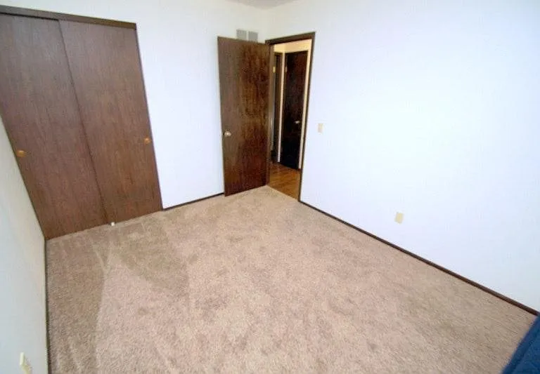 1139 N Pioneer St — Photo 9