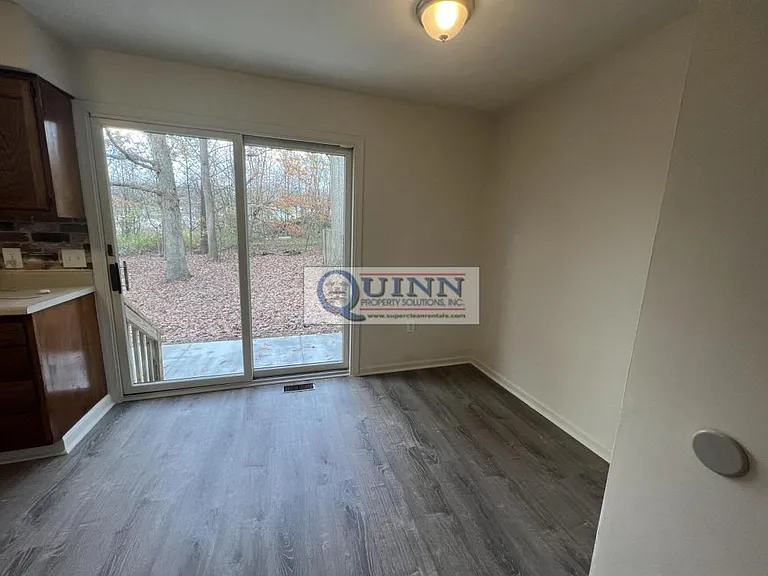 150 E Village Rd — Photo 6