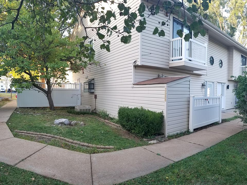 Nice size front & side yard