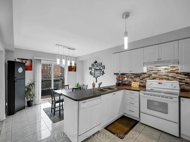 228 Flagstone Way — Photo 16
