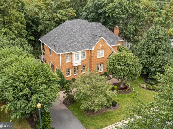 8085 Crooked Oaks Ct, Gainesville, VA 20155