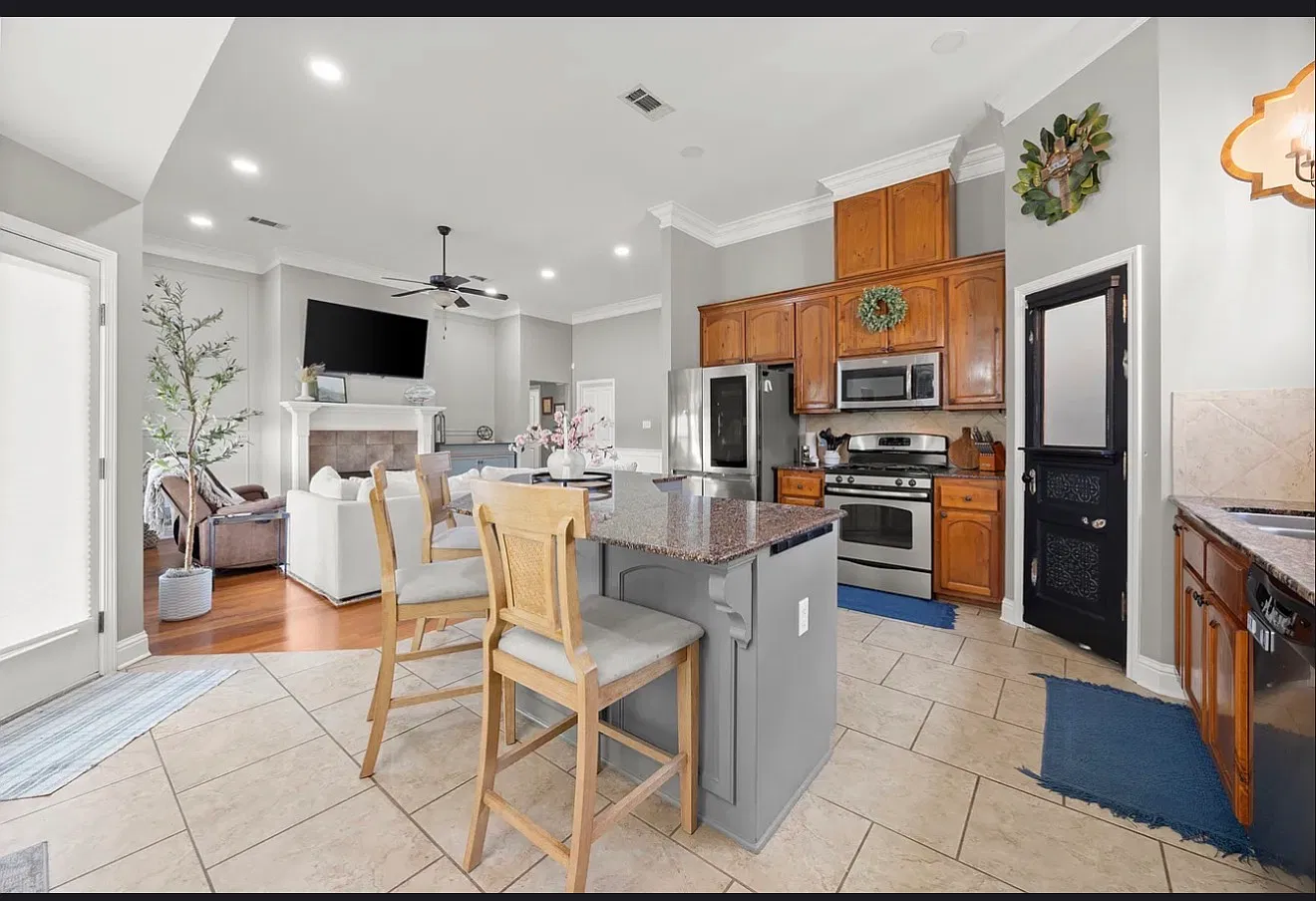 3 bed, 1840 sqft, $2,450 — Photo 3