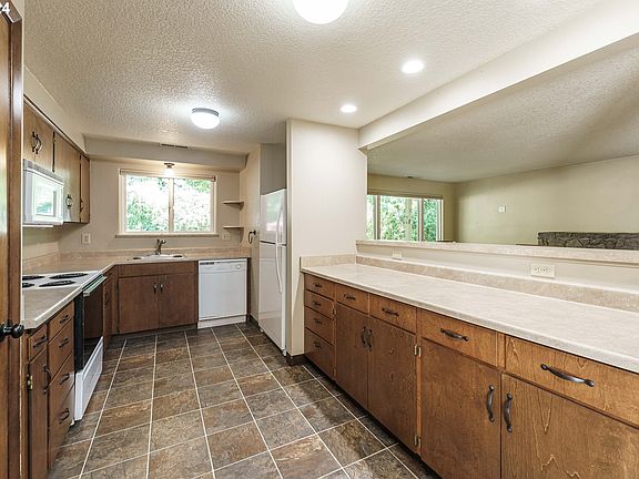 5th image of 15105 SE Laurie Ave