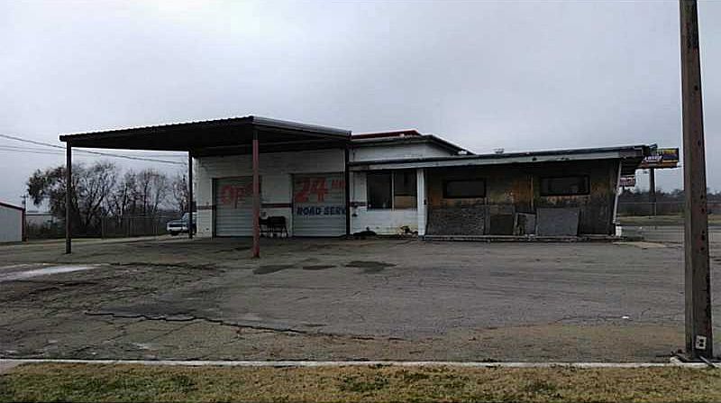 2nd image of 1400 S Main St