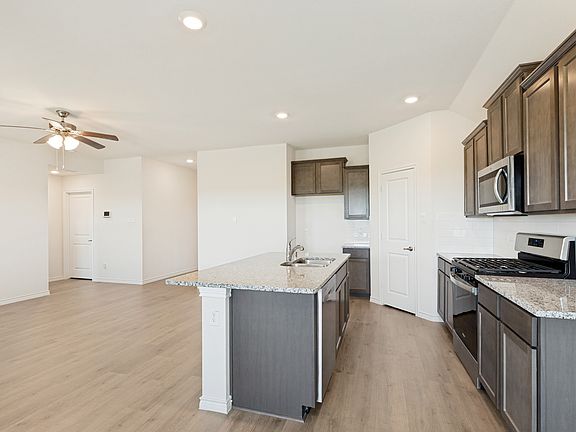 3rd image of 625 Summit Pass Ln