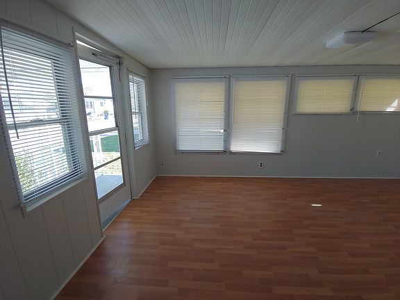 3rd image of 912 49th Ave W