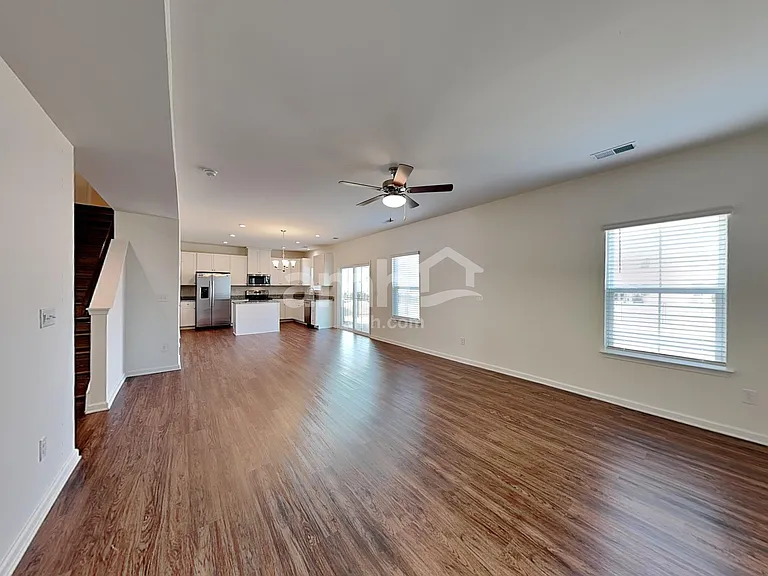553 Larragan Dr — Photo 5
