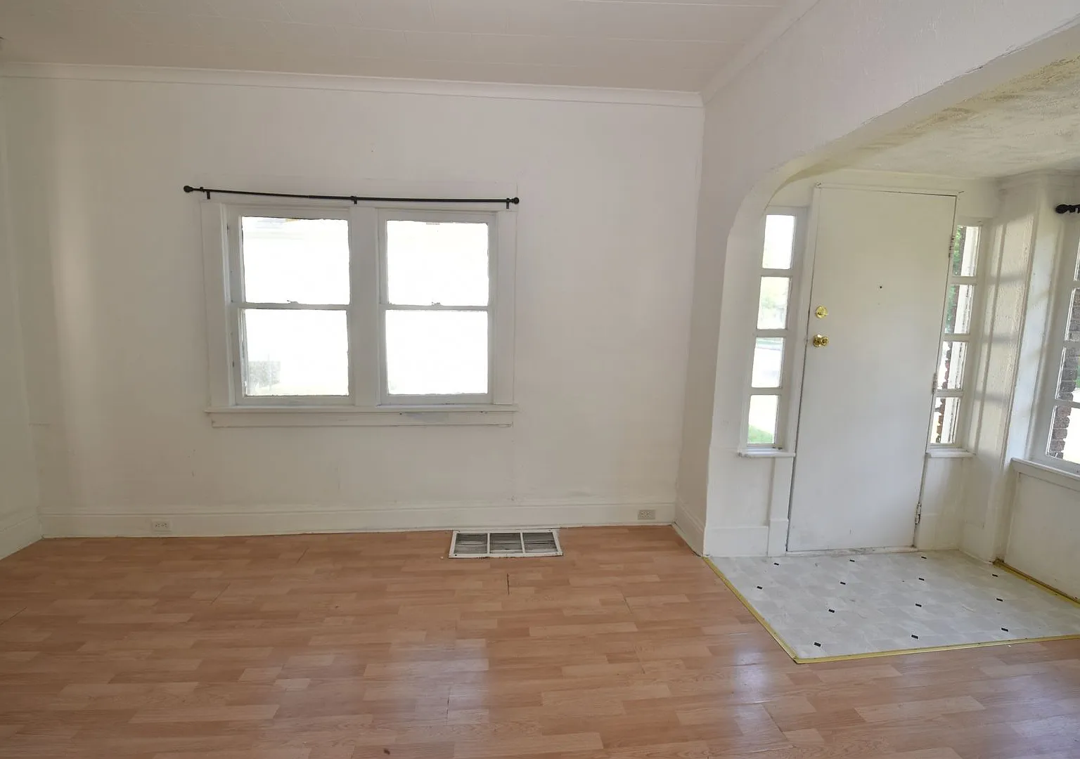 Near Notre Dame 3 bedroom Bungalow — Photo 2