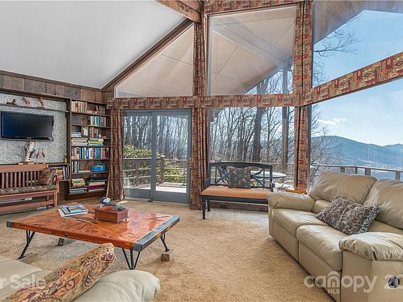 4th image of 946 Friendly Acres Dr