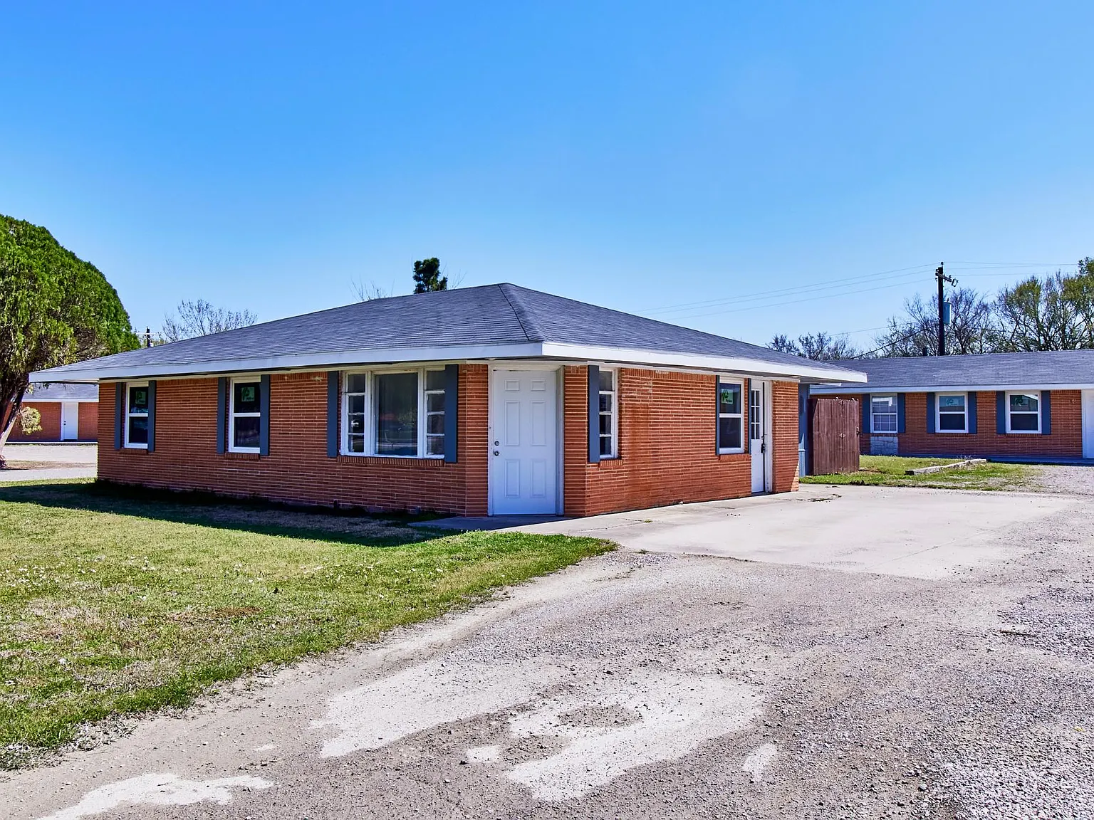 1504 Sherman Dr — Photo 2