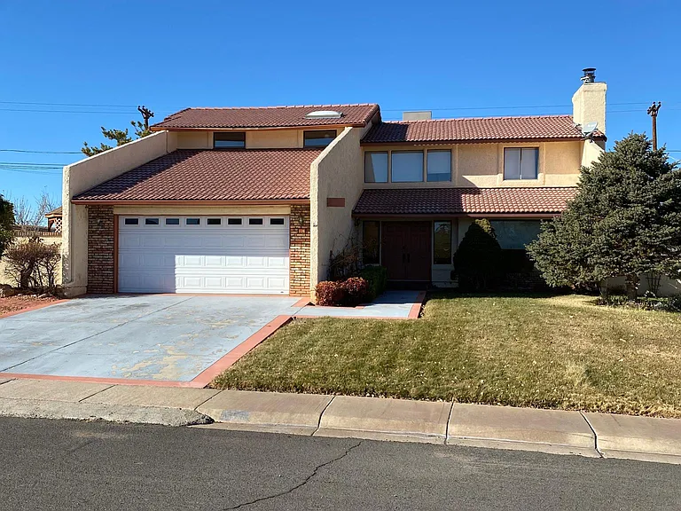136 South Navajo Drive