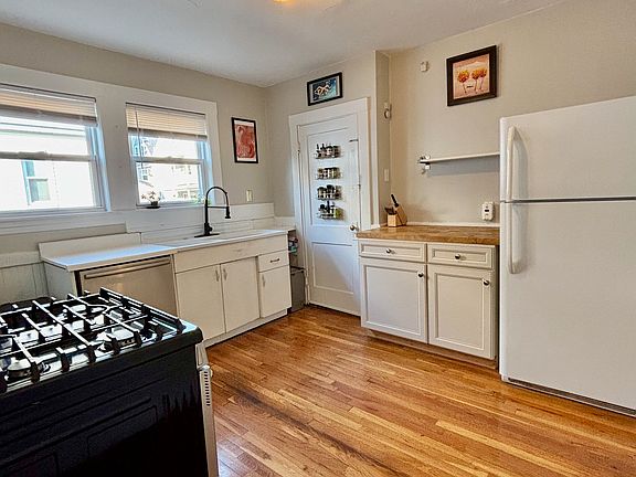 2nd image of 42 Waterhouse St #1
